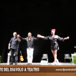 Applausi a teatro con il compositore Ivan Ziraldo e la burlesque performer Sweet Pepper