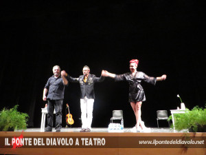 Applausi a teatro con il compositore Ivan Ziraldo e la burlesque performer Sweet Pepper