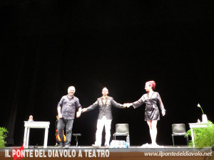 Applausi a teatro con il compositore Ivan Ziraldo e la burlesque performer Sweet Pepper