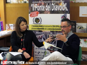 La giornalista Ilaria Purassanta conversa con Alberth Mayhem alla libreria LEG di Gorizia