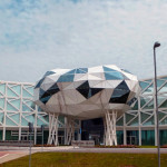 L'avveniristica sede della Banca di Cividale accanto al centro commerciale "Borc di Cividat"